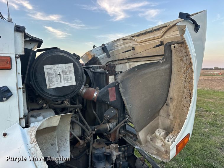 image for item EJ8392 1994 International 8100 semi truck