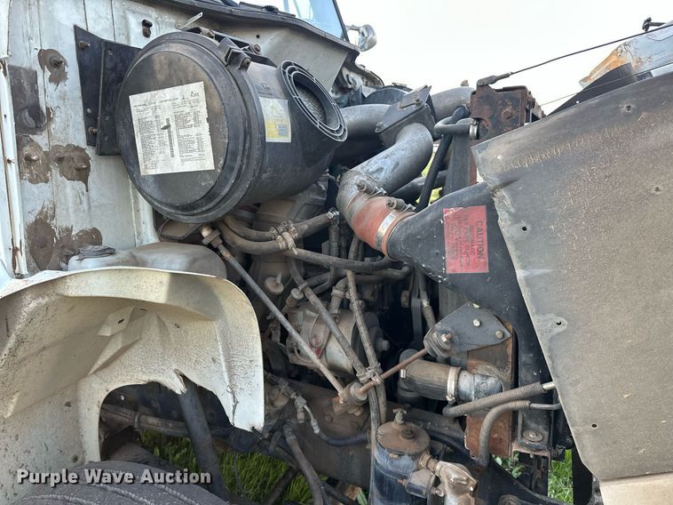 image for item EJ8392 1994 International 8100 semi truck