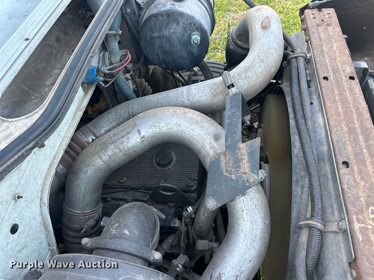 image for item EJ8392 1994 International 8100 semi truck