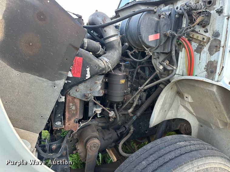 image for item EJ8392 1994 International 8100 semi truck