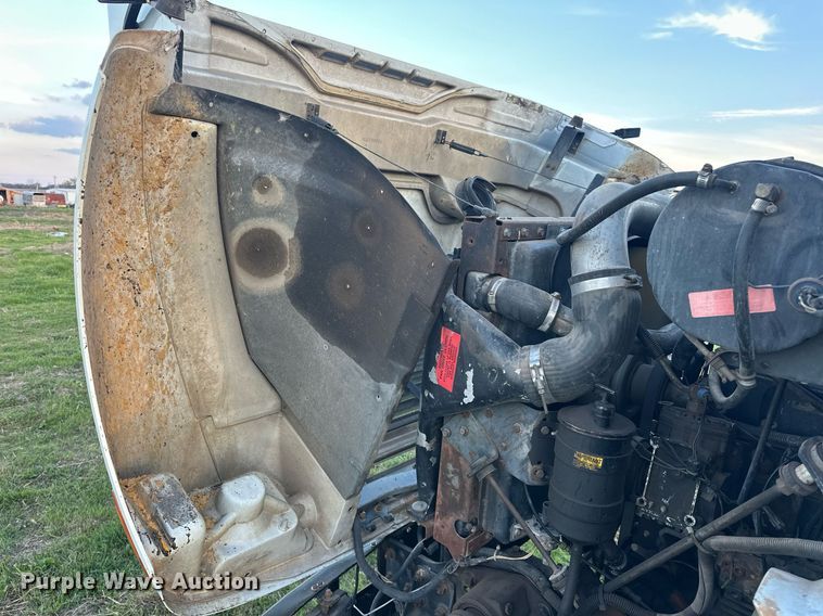 image for item EJ8392 1994 International 8100 semi truck