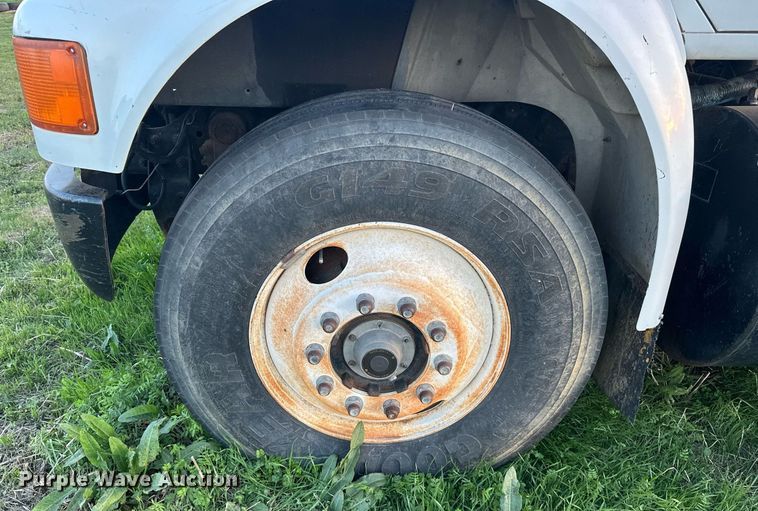 image for item EJ8392 1994 International 8100 semi truck