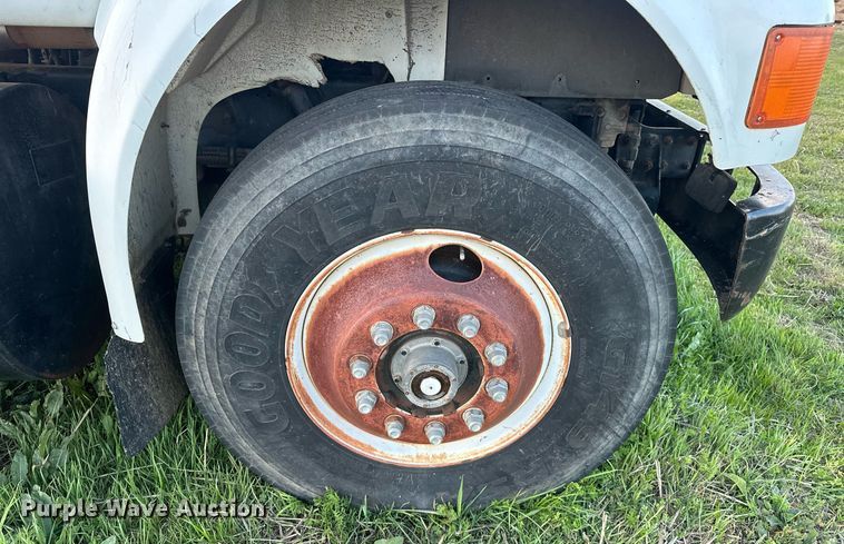 image for item EJ8392 1994 International 8100 semi truck