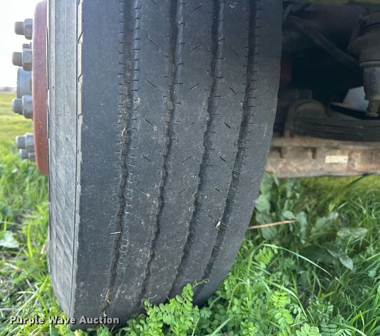 image for item EJ8392 1994 International 8100 semi truck