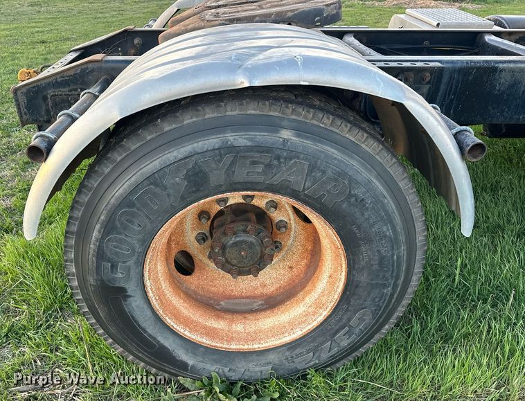 image for item EJ8392 1994 International 8100 semi truck