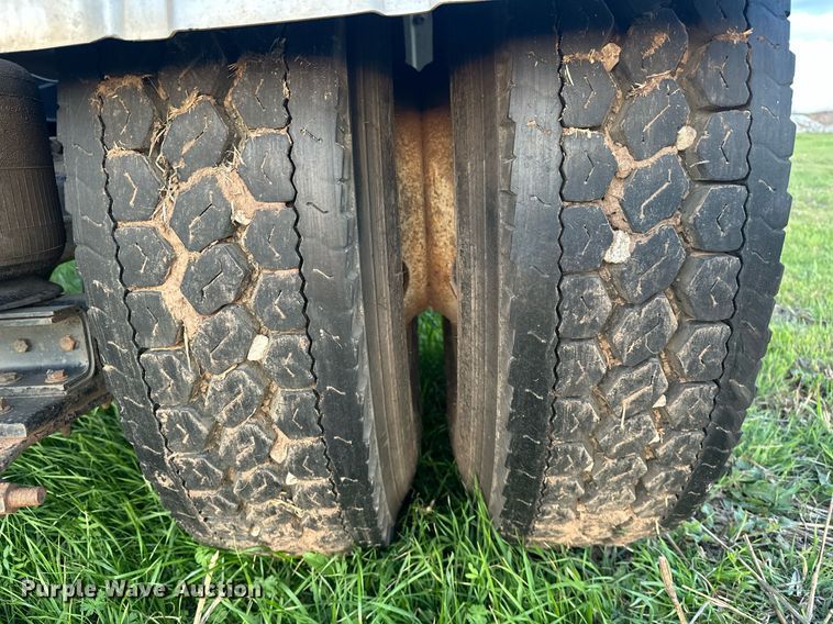 image for item EJ8392 1994 International 8100 semi truck