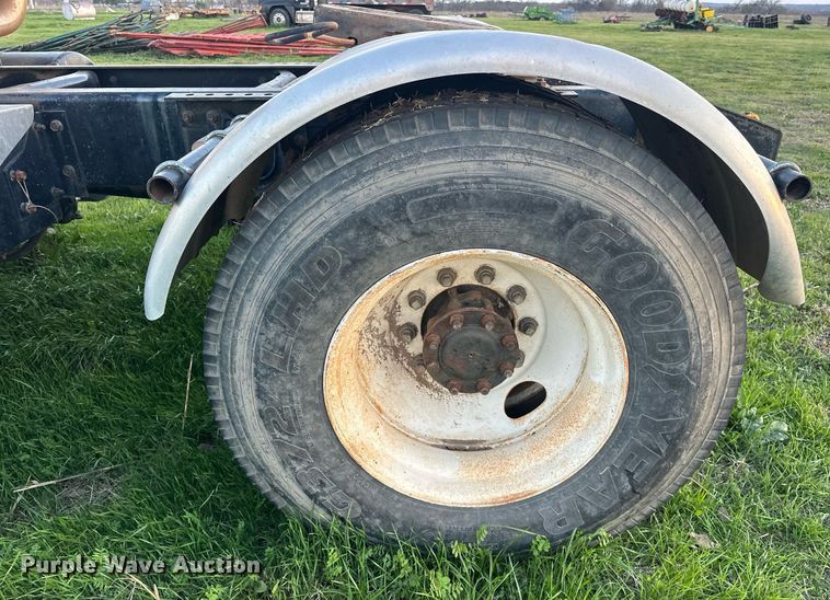 image for item EJ8392 1994 International 8100 semi truck