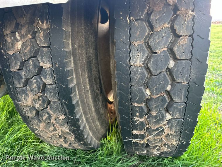 image for item EJ8392 1994 International 8100 semi truck