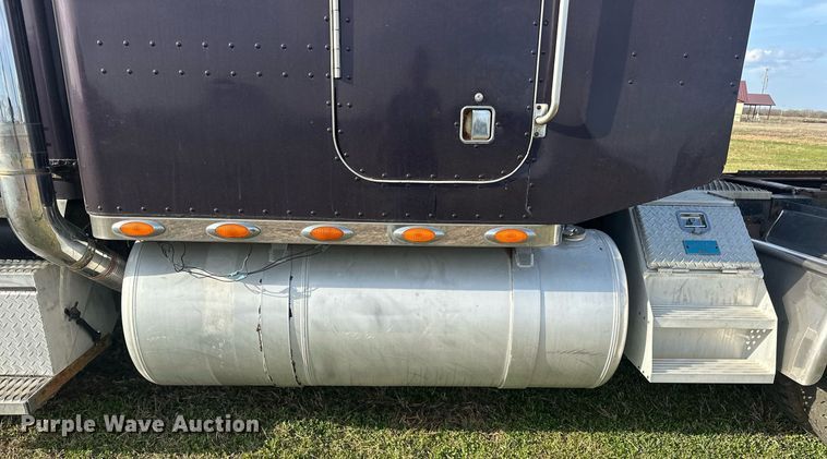 image for item EJ8422 1992 Peterbilt 379 semi truck