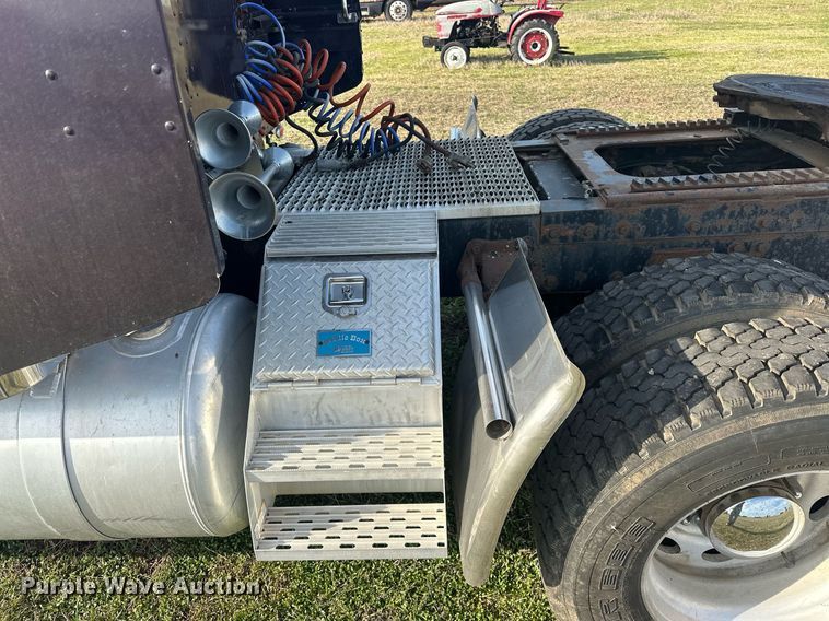 image for item EJ8422 1992 Peterbilt 379 semi truck