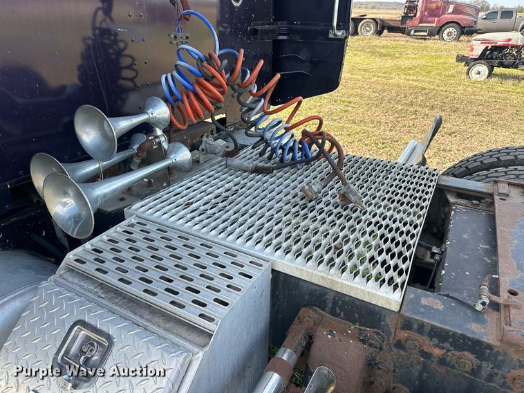 image for item EJ8422 1992 Peterbilt 379 semi truck