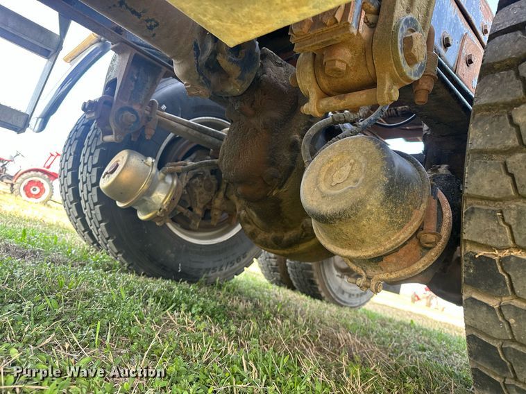 image for item EJ8422 1992 Peterbilt 379 semi truck