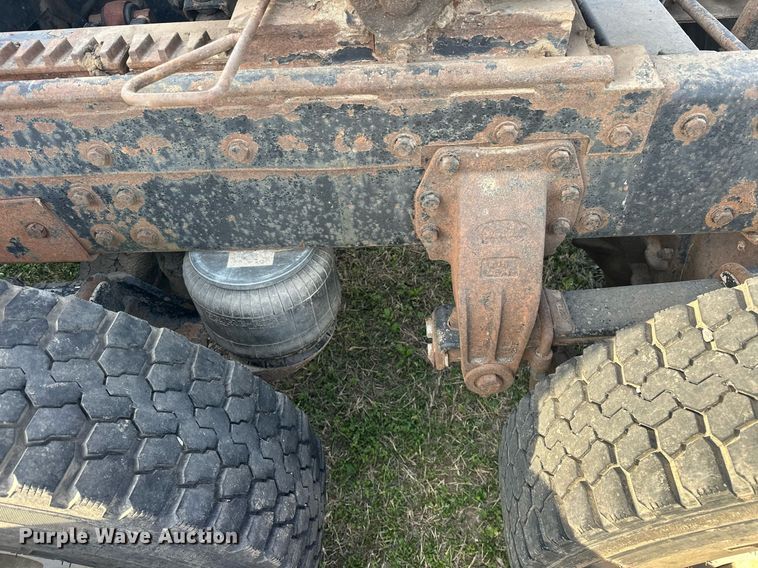 image for item EJ8422 1992 Peterbilt 379 semi truck