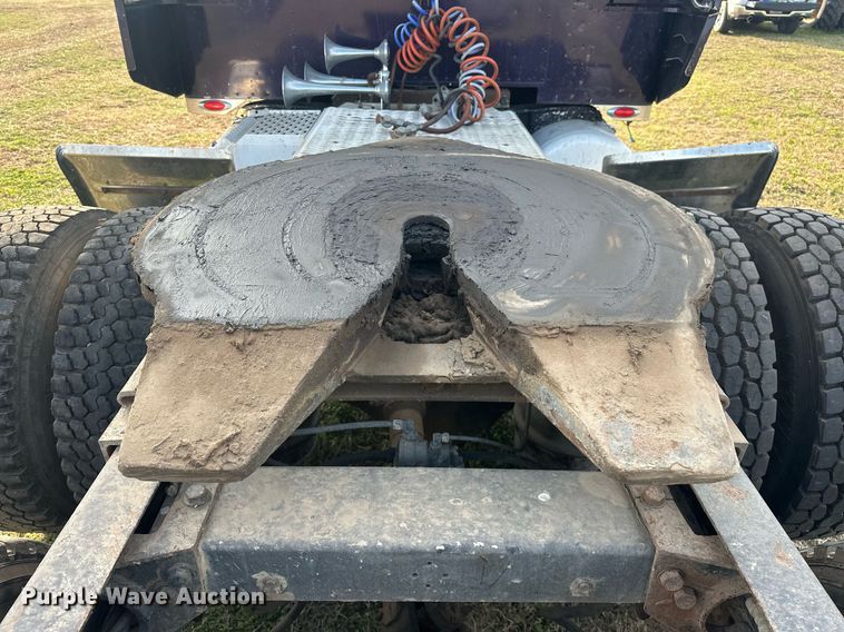 image for item EJ8422 1992 Peterbilt 379 semi truck