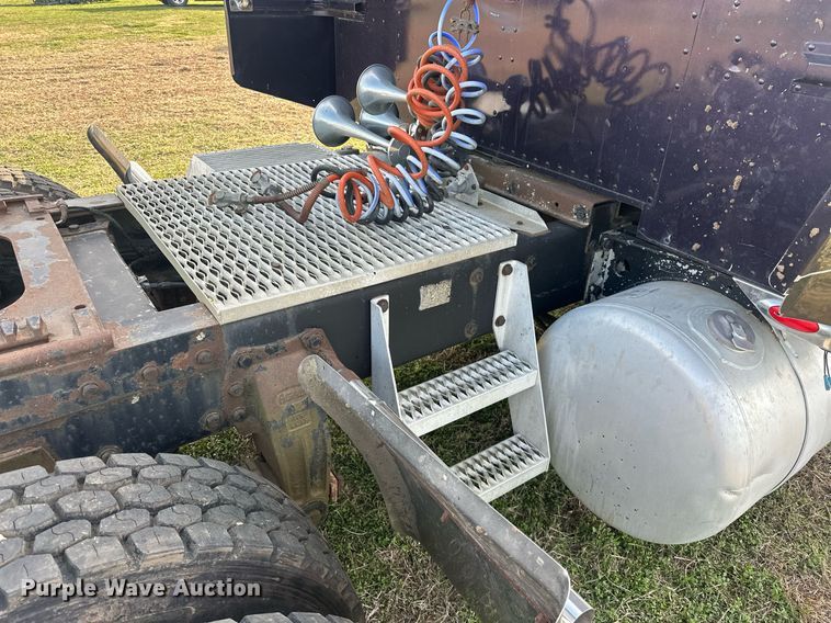 image for item EJ8422 1992 Peterbilt 379 semi truck