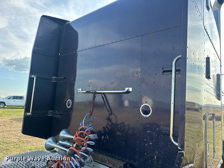 image for item EJ8422 1992 Peterbilt 379 semi truck