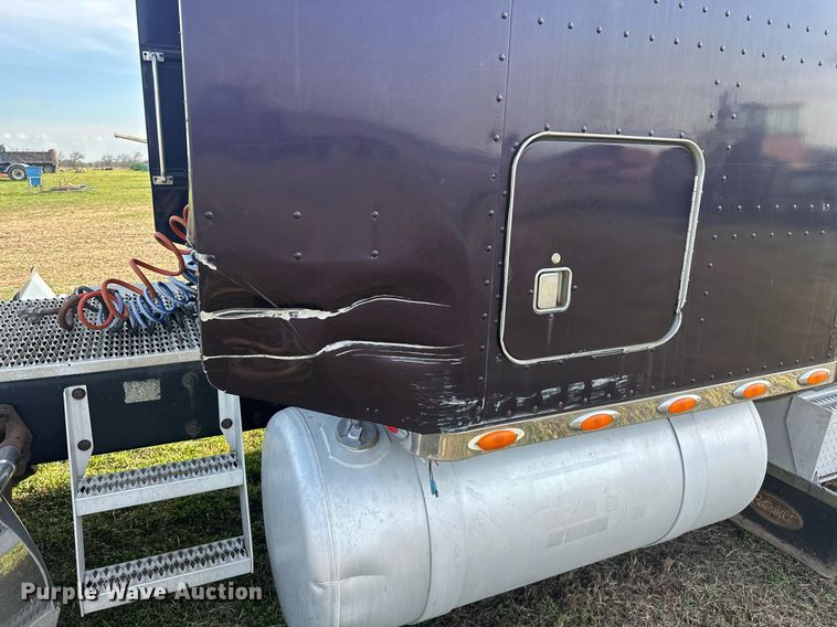 image for item EJ8422 1992 Peterbilt 379 semi truck