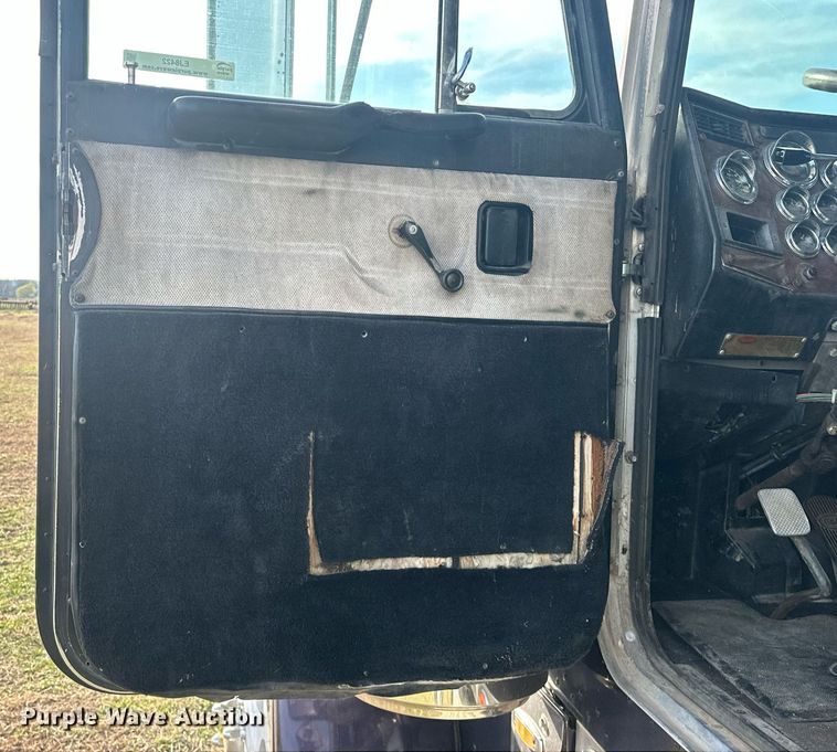 image for item EJ8422 1992 Peterbilt 379 semi truck