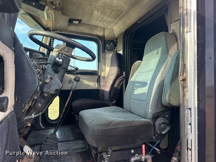 image for item EJ8422 1992 Peterbilt 379 semi truck