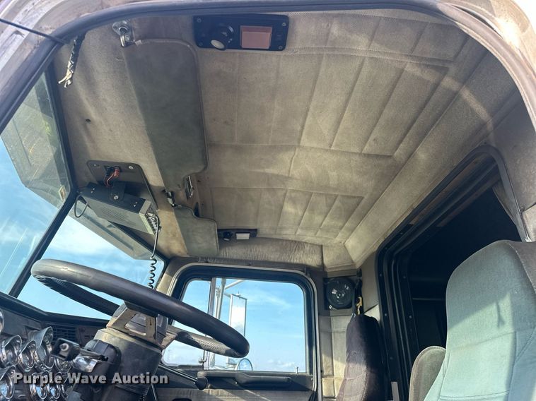 image for item EJ8422 1992 Peterbilt 379 semi truck