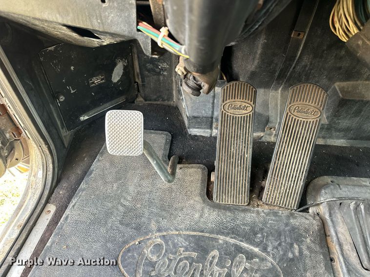 image for item EJ8422 1992 Peterbilt 379 semi truck
