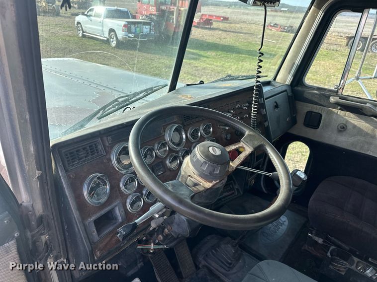 image for item EJ8422 1992 Peterbilt 379 semi truck
