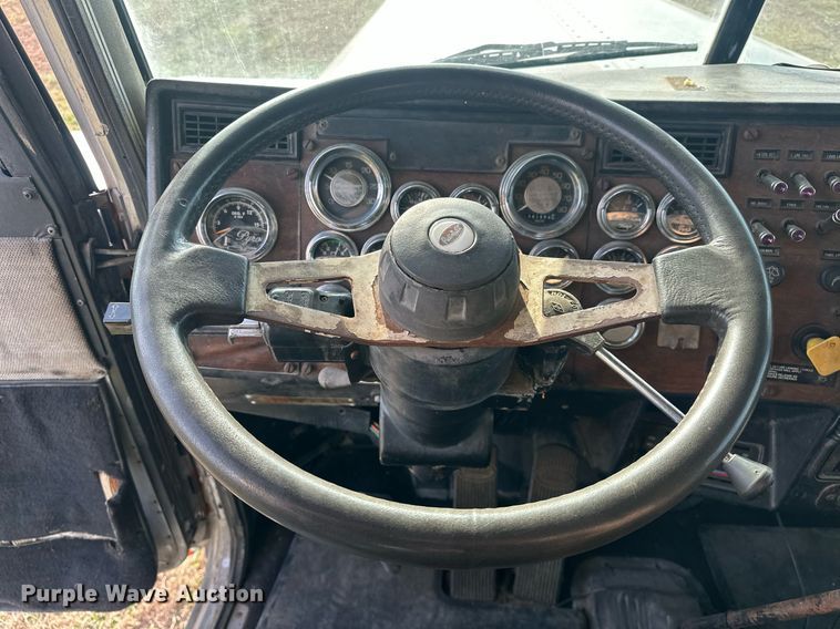 image for item EJ8422 1992 Peterbilt 379 semi truck