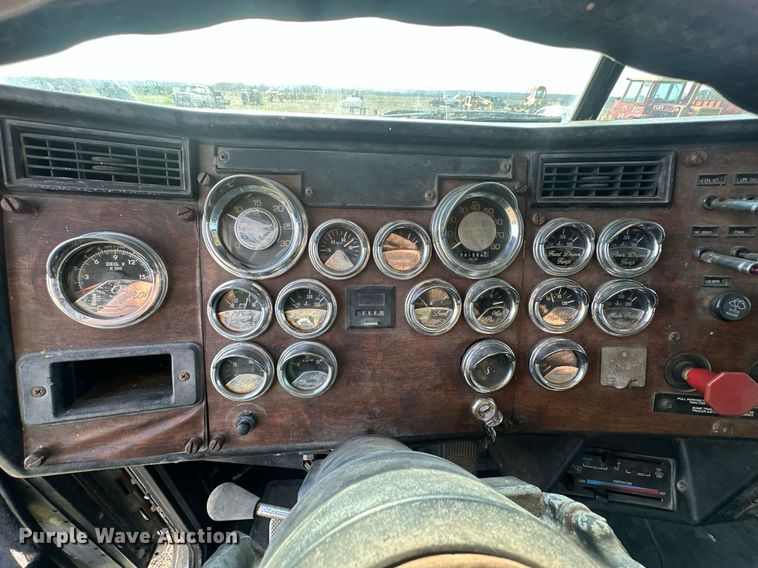 image for item EJ8422 1992 Peterbilt 379 semi truck