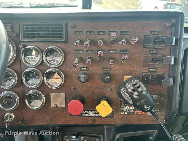 image for item EJ8422 1992 Peterbilt 379 semi truck