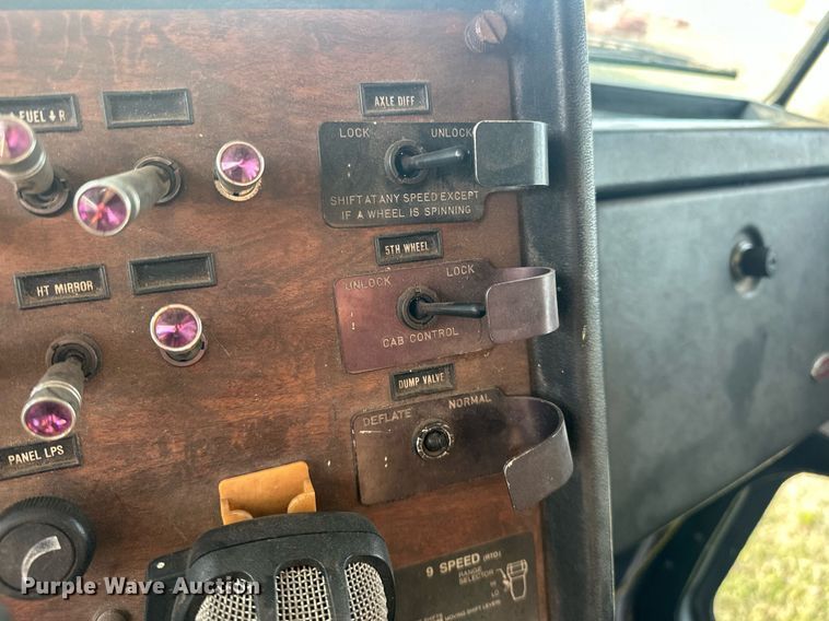 image for item EJ8422 1992 Peterbilt 379 semi truck