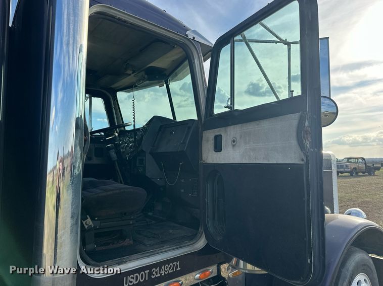 image for item EJ8422 1992 Peterbilt 379 semi truck