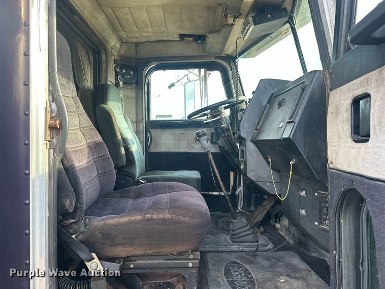 image for item EJ8422 1992 Peterbilt 379 semi truck