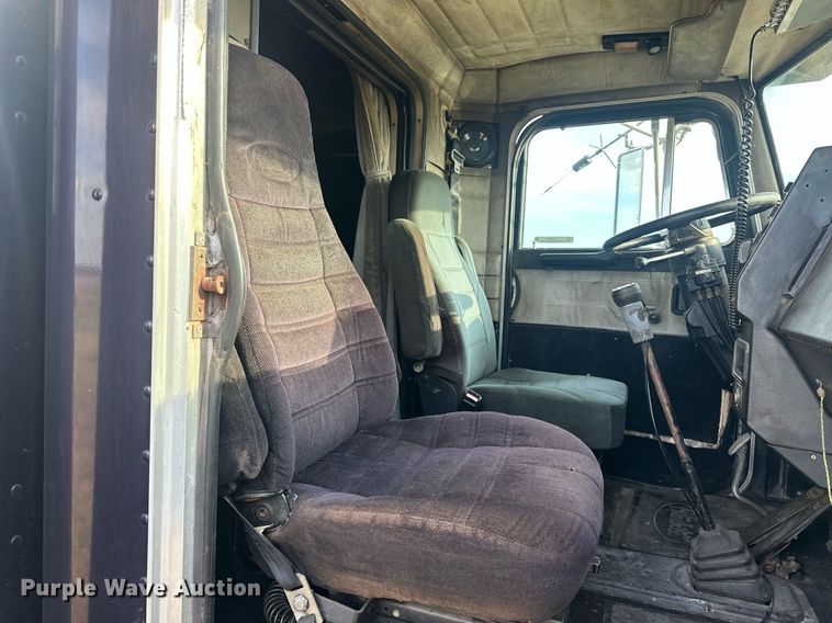 image for item EJ8422 1992 Peterbilt 379 semi truck