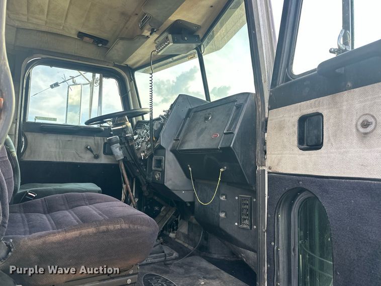 image for item EJ8422 1992 Peterbilt 379 semi truck