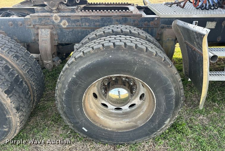 image for item EJ8422 1992 Peterbilt 379 semi truck