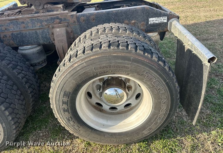 image for item EJ8422 1992 Peterbilt 379 semi truck