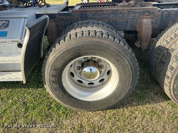 image for item EJ8422 1992 Peterbilt 379 semi truck