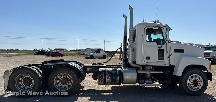 image for item EJ8565 2012 Mack CHU613 semi truck