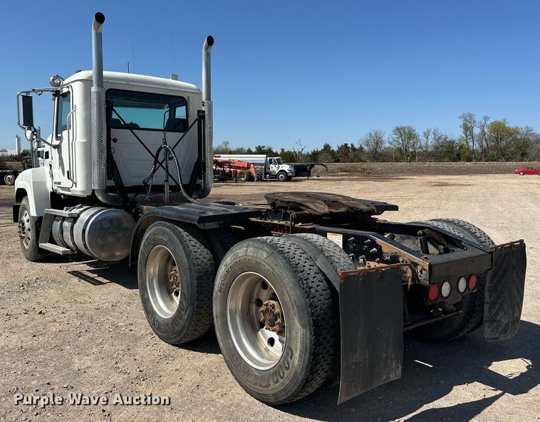 image for item EJ8565 2012 Mack CHU613 semi truck