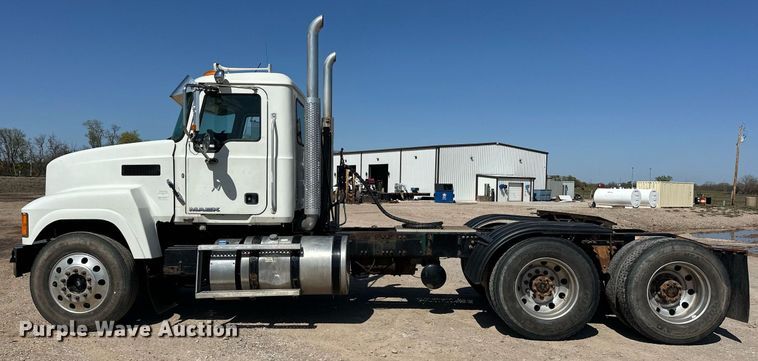 image for item EJ8565 2012 Mack CHU613 semi truck