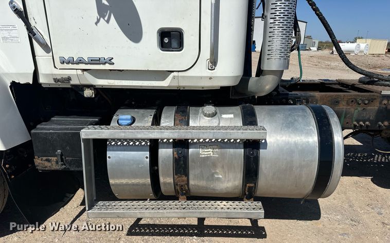 image for item EJ8565 2012 Mack CHU613 semi truck