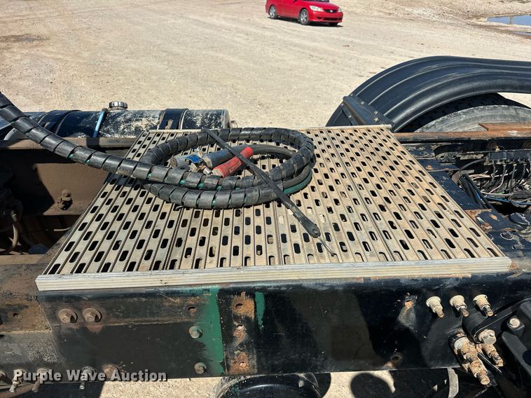 image for item EJ8565 2012 Mack CHU613 semi truck