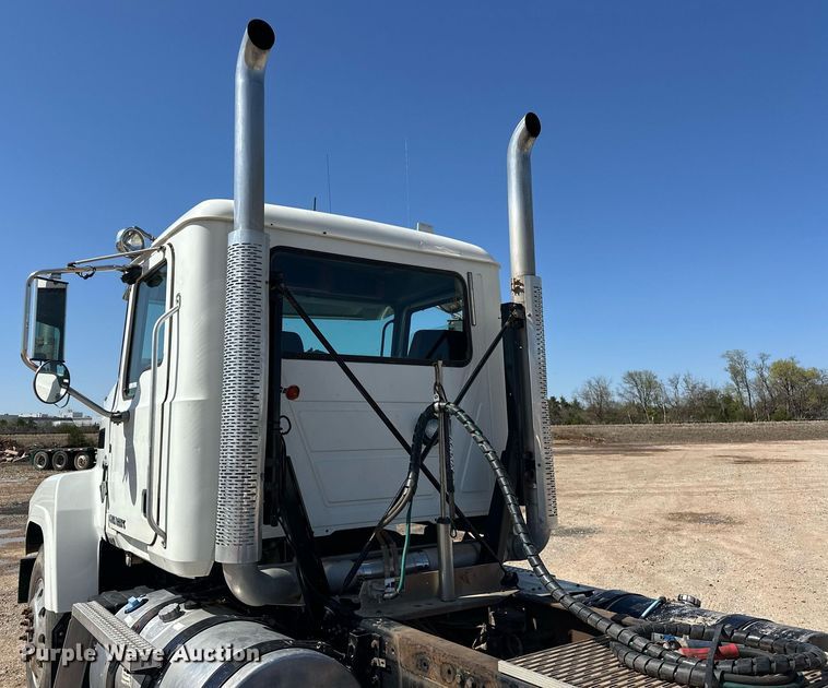 image for item EJ8565 2012 Mack CHU613 semi truck