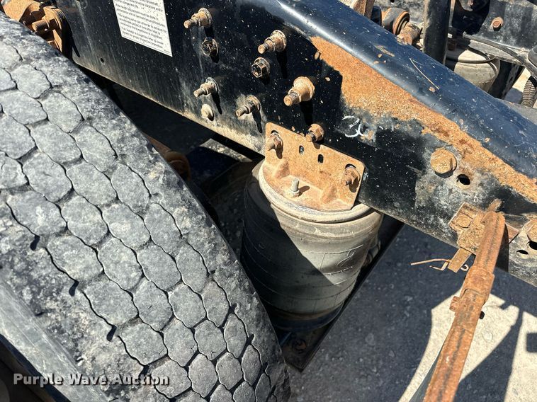 image for item EJ8565 2012 Mack CHU613 semi truck