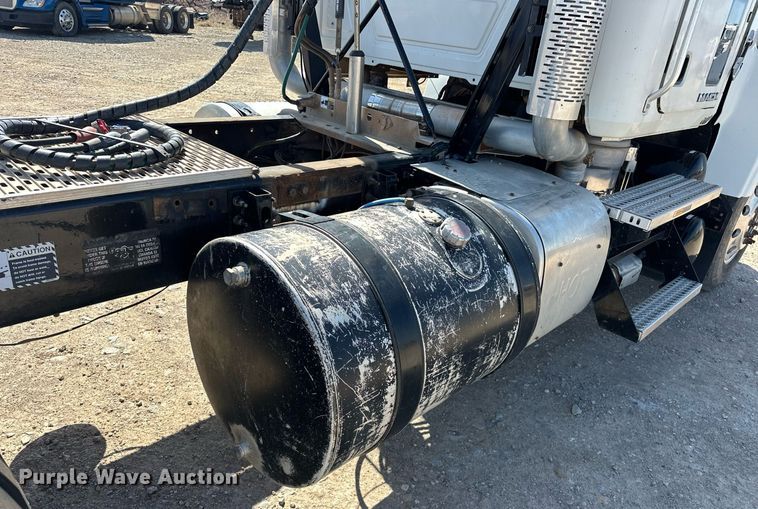 image for item EJ8565 2012 Mack CHU613 semi truck