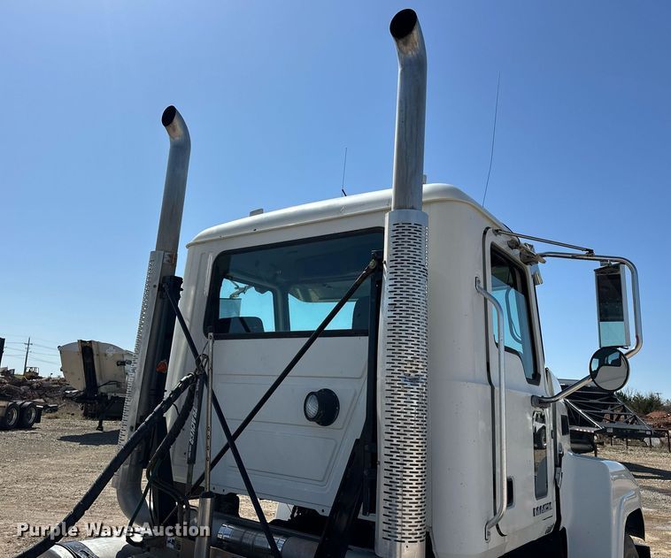 image for item EJ8565 2012 Mack CHU613 semi truck