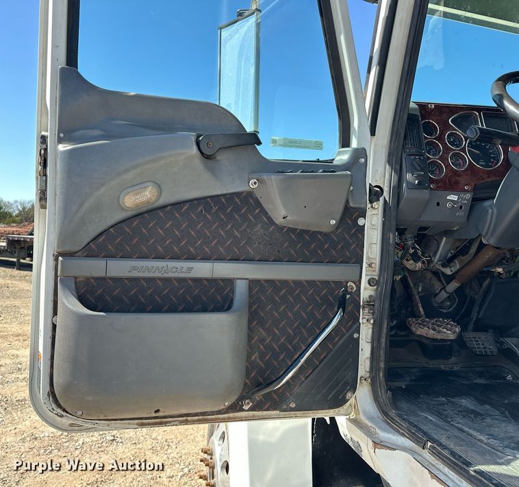 image for item EJ8565 2012 Mack CHU613 semi truck