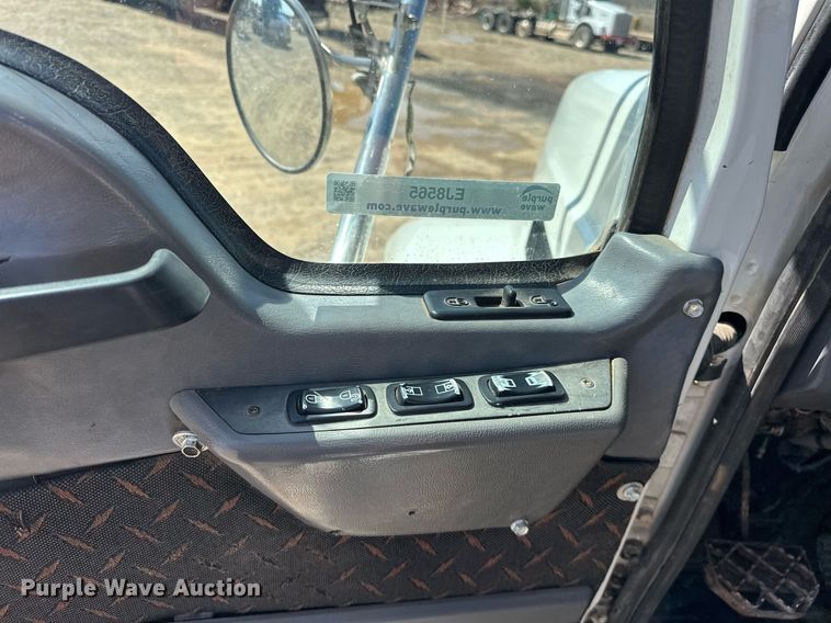 image for item EJ8565 2012 Mack CHU613 semi truck