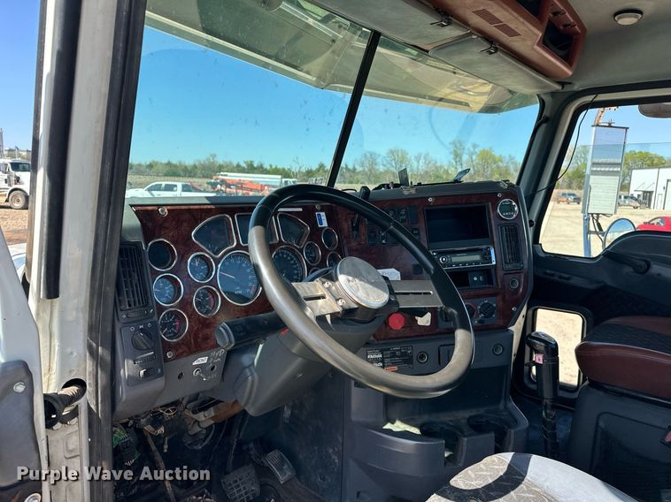 image for item EJ8565 2012 Mack CHU613 semi truck