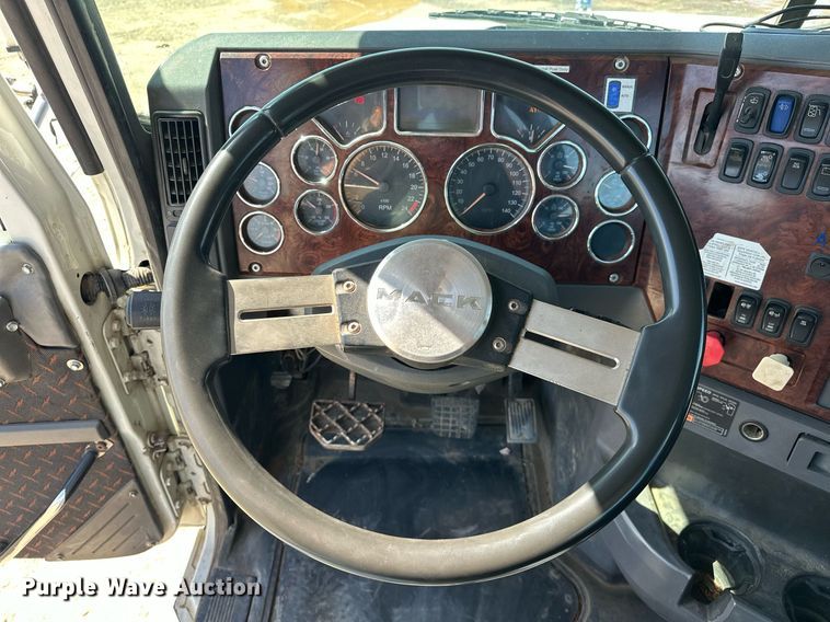 image for item EJ8565 2012 Mack CHU613 semi truck